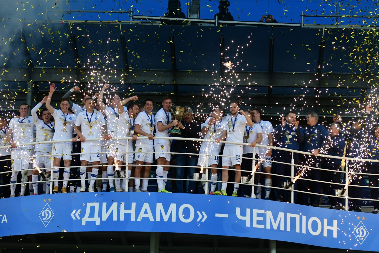 Dynamo Kyiv celebrate their UPL victory